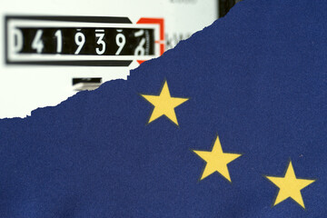 Flagge der Europäischen Union und ein Stromzähler