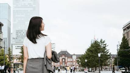 東京駅に到着した働く女性のイメージ - obrazy, fototapety, plakaty