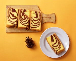 Soft and sweet chocolate sponge cake. Ready to accompany your breakfast in the morning. Perfect for drinking with a cup of hot tea. It has a strawberry, chocolate and cheese flavor variant. Focus blur
