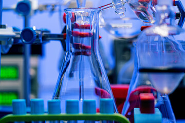 Laboratory device for distillation of volatile liquid fractions