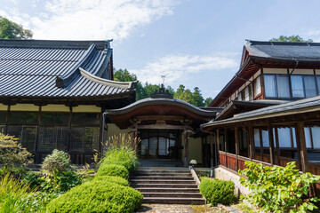 Fototapeta premium 貞祥寺の本堂と回廊／日本長野県佐久市