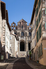Fototapeta premium Groupes de pélerins au pied de la cathédrale du Puy en Velay (Haute-Loire)