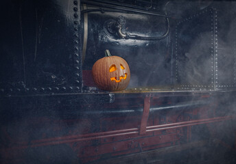 Halloween Kürbis auf alter Dampflok, geheimnisvolle Anmutung