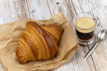 croissant et tasse de café sur une table
