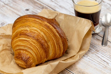 croissant et tasse de café sur une table