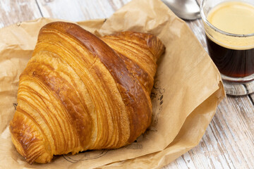 croissant et tasse de café sur une table