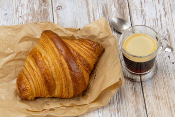 croissant et tasse de café sur une table