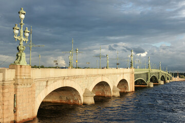 Fototapeta na wymiar Russia. Saint-Petersburg. View of the Neva River. Trinity Bridge.