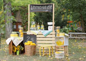 Wooden lemonade stand in park - obrazy, fototapety, plakaty