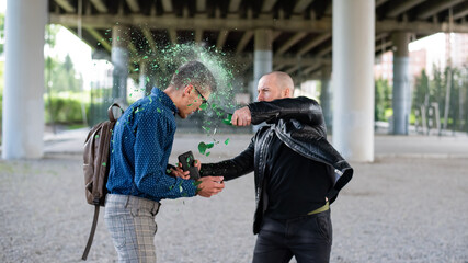 The thug breaks the bottle on the man's head and steals the smartphone. Attack with the purpose of...
