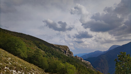 Veduta dal pian delle ortiche sul monte Catria