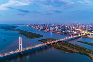mooie nanpu-brug in de schemering, kruist de huangpu-rivier, shanghai, China 