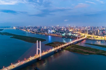 Selbstklebende Fototapete Nanpu-Brücke schöne Nanpu-Brücke in der Abenddämmerung, überquert den Huangpu-Fluss, Shanghai, China