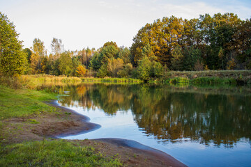 Fototapeta na wymiar photo of the river on a sunny autumn day