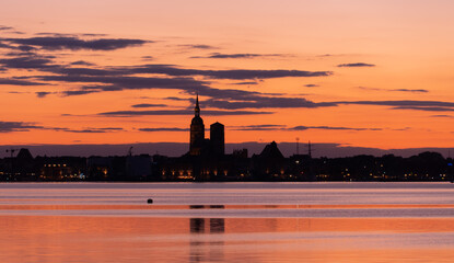 Stralsund bei Nacht - Sonnenuntergang.
Blick auf die Stadt von Altefähr auf Insel Rügen,...
