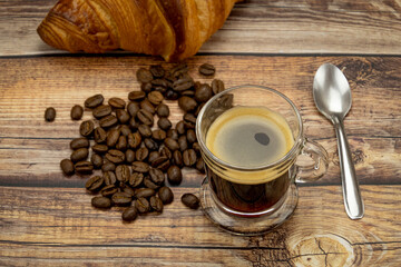 croissant et tasse de café sur une table