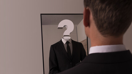 Ein Geschäftsmann sieht sich selbst im Spiegel mit Fragezeichen als Kopf.