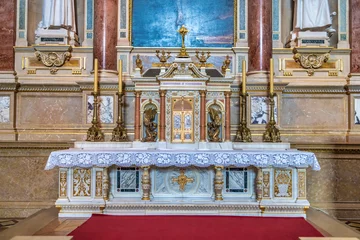 Fotobehang Oude meesters Altar of St. Stephen's Basilica in Budapest. 03. 10. 2021 Hungary  © Arpad