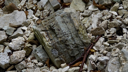 Pietre striate lungo il sentiero