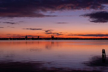 Stralsund bei Nacht - Sonnenuntergang.
Blick auf die Stadt von Altefähr auf Insel ...