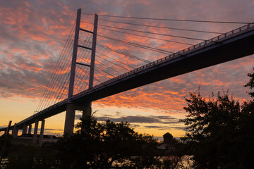 Stralsunder Rügenbrücke. Sonnenuntergang und Blick auf die Altstadt, Deutschland 2021