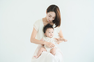 赤ちゃんを抱きかかえるお母さん