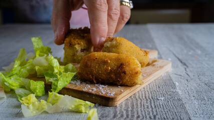 Croquetas de jamón serrano, tapa tipica de los bares y restaurantes españoles
