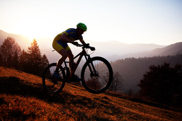 Fototapeta na wymiar Cyclist in the autumn mountain