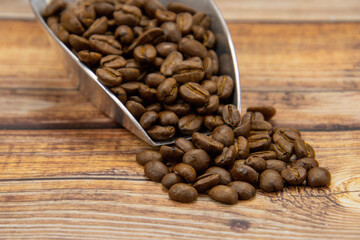 tas de grains de café sur une table