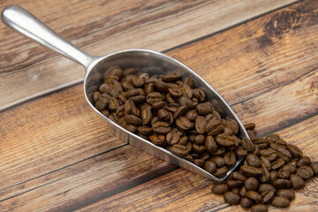 tas de grains de café sur une table