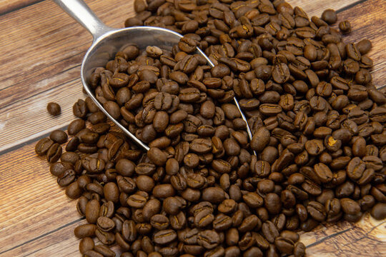 tas de grains de café sur une table