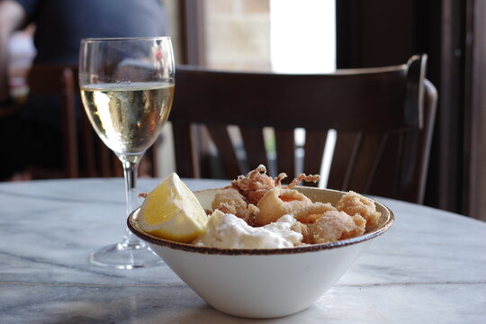 Tapas de calamars accompagn&eacute;s d'un verre de vin