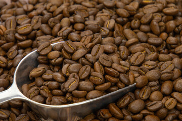 tas de grains de café sur une table