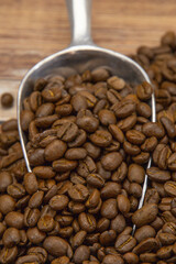 tas de grains de café sur une table