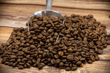  tas de grains de café sur une table