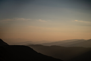 Weitwinkel Landschaftsfoto von Bergsilhouetten bei Sonnenaufgang in Salzburg