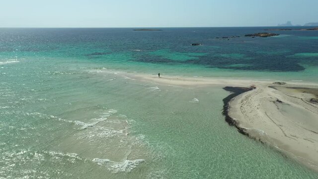 Hombre caminando por la isla de Espalmador, entre Formentera e Ibiza. Video a&eacute;reo.
