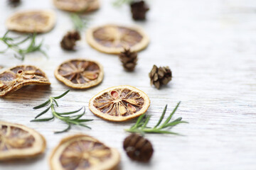 ドライレモンスライスとローズマリーと杉セコイアの実　背景画像