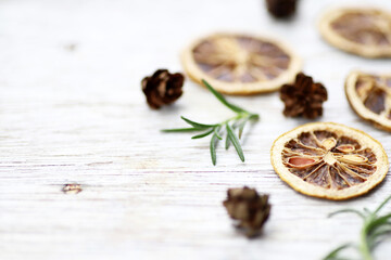 ドライレモンスライスとローズマリーと杉セコイアの実　背景画像