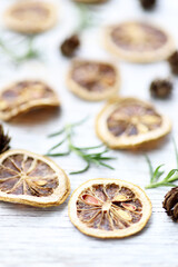 ドライレモンスライスとローズマリーと杉セコイアの実　背景画像