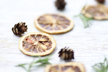 ドライレモンスライスとローズマリーと杉セコイアの実　背景画像