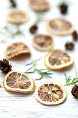 ドライレモンスライスとローズマリーと杉セコイアの実　背景画像