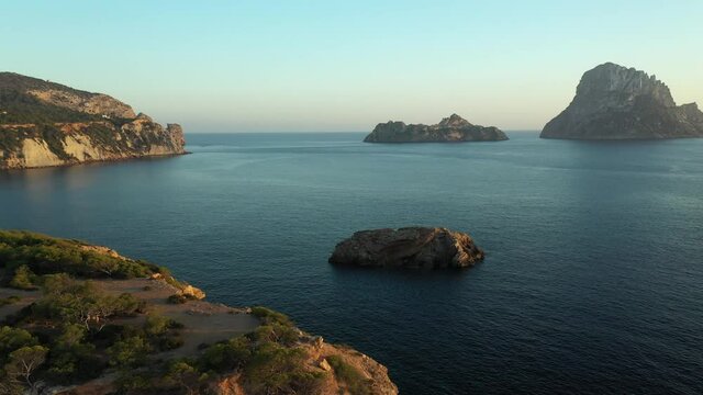 Acantilados que rodean la playa de Cala D'Hort, frente a la isla de Es Vedr&agrave;
