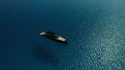 Barco negro de lujo en las aguas de Formentera.
