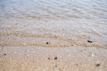 Fototapeta na wymiar 砂浜に波打つ海