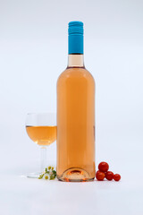Bouteille de vin fond blanc avec verre fleurs et tomates