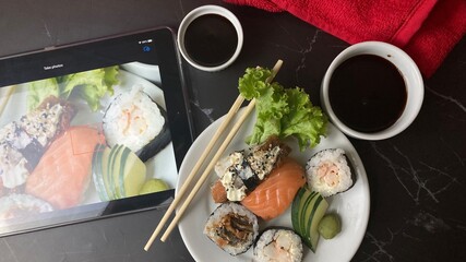 A sushi é uma refeição japonesa tradicional que é feita de arroz cozido e temperado com vinagre, algas e outros ingredientes. As características  são os seus pequenos tamanhos e a forma como é servido