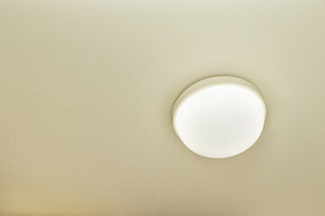 天井に設置された半球形の照明器具