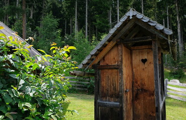 Fototapeta na wymiar cabin in the mountains next to a lake in the austrian alps