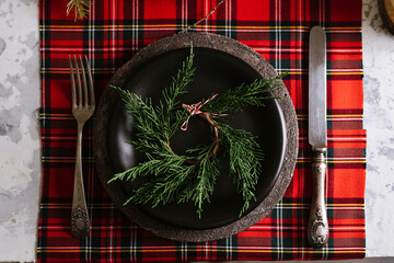 Christmas table setting with wreath and cutlery